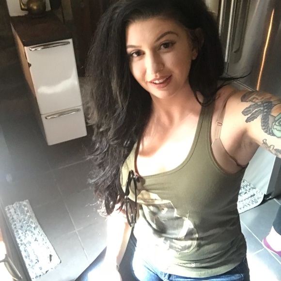 Meet your Posher, Rayna Small - Picture 3 of 4